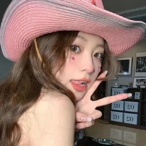 品牌活动现场实拍：乐坛天后机场牵手女助理，好友出面澄清